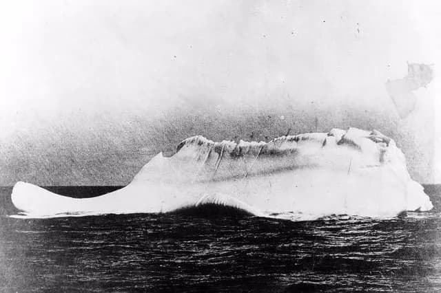Ekspert ostrzega: Titanic uderzył w górę lodową i zatonie – największy krach od 1929 roku