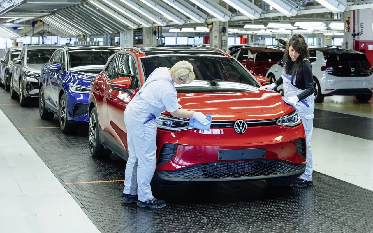 Volkswagen zmienia strategię – czy zmniejsza produkcję samochodów elektrycznych?